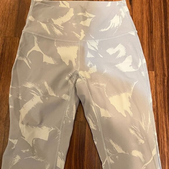 Lululemon crop size 6, camo gray and white - Picture 7 of 10
